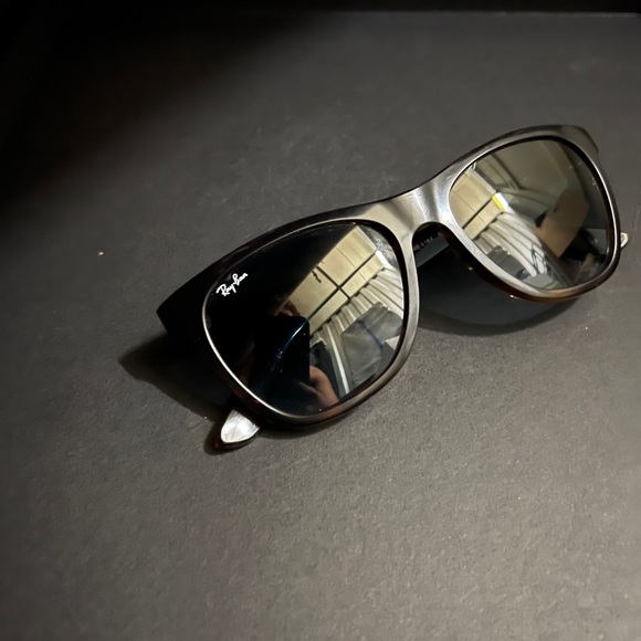 Ray-Ban RB4184 Wayfarer Sunglasses with Tortoise Frame - Picture 5 of 12